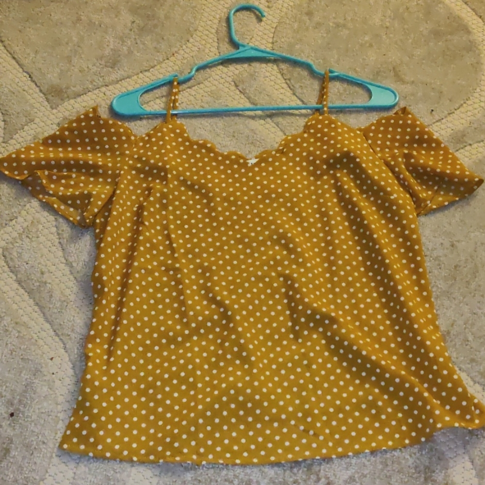 ✨Yellow pokadot top.